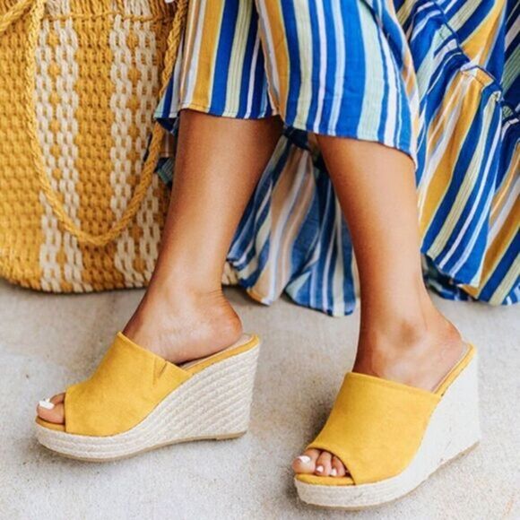 NIB Very Volatile Women’s Yellow 3.5” Heel Slip On Espadrille Sandals - Size 9 - Picture 1 of 11
